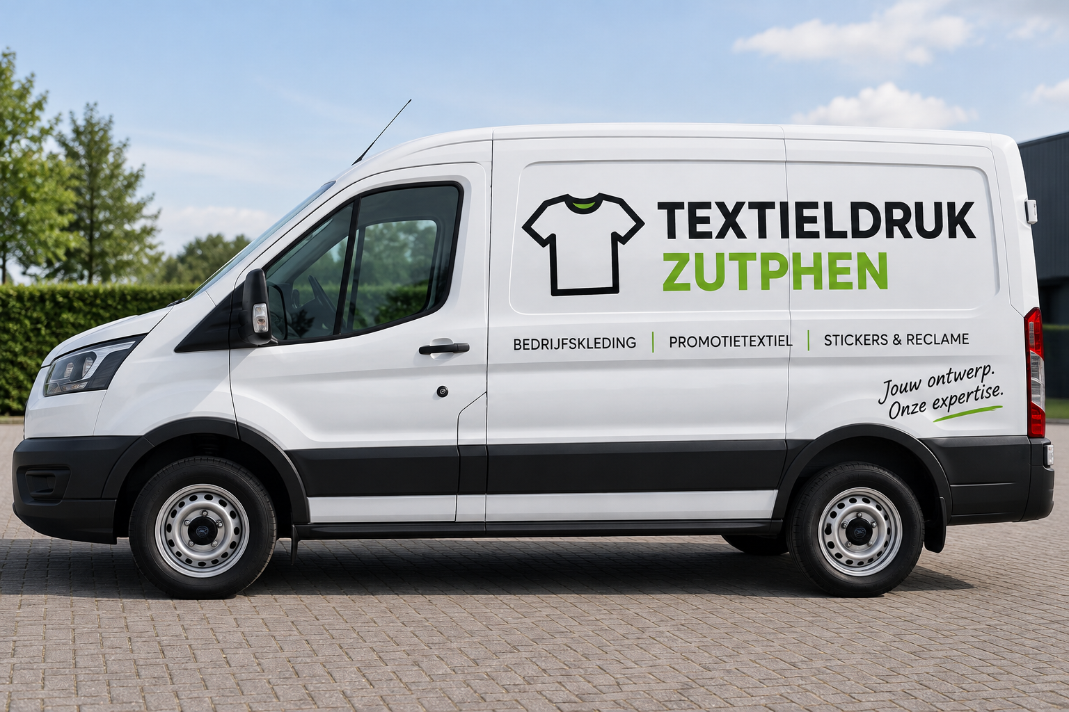 Bedrijfswagen met reclamebelettering